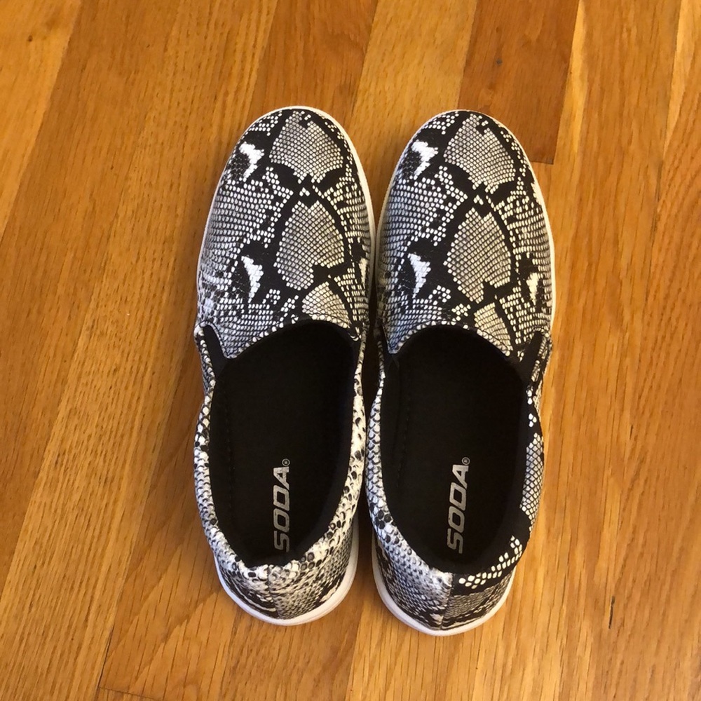 SODA Black and White Snakeskin Slip on shoes Women’s Size 7.5